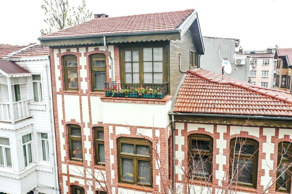 Historical Greco-Ottoman Pavilion Near Tram In Fatih Istambul Exterior foto