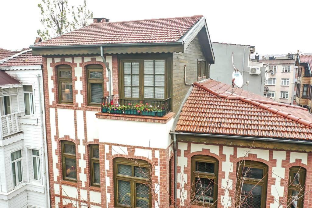 Historical Greco-Ottoman Pavilion Near Tram In Fatih Istambul Exterior foto