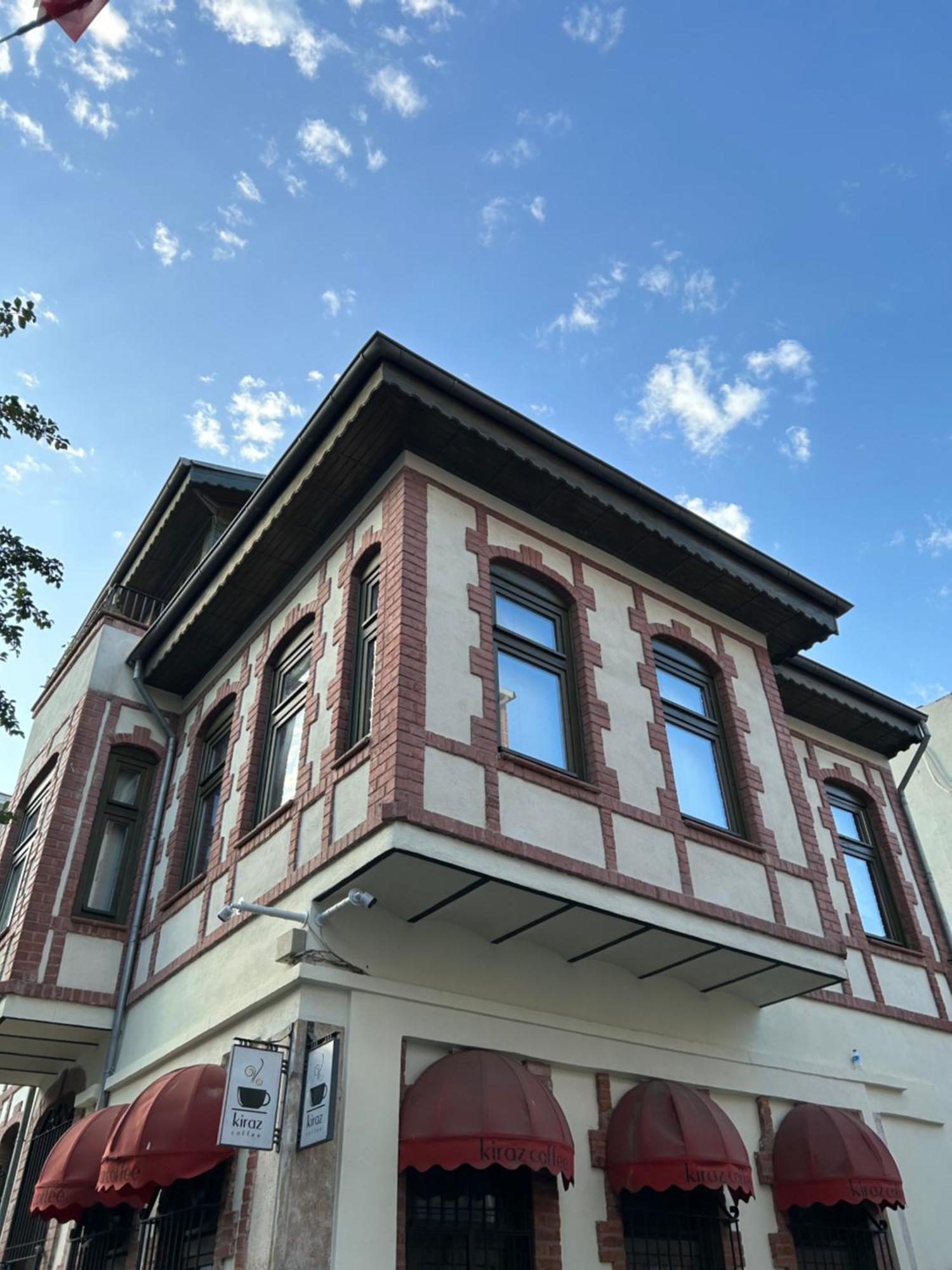 Historical Greco-Ottoman Pavilion Near Tram In Fatih Istambul Exterior foto
