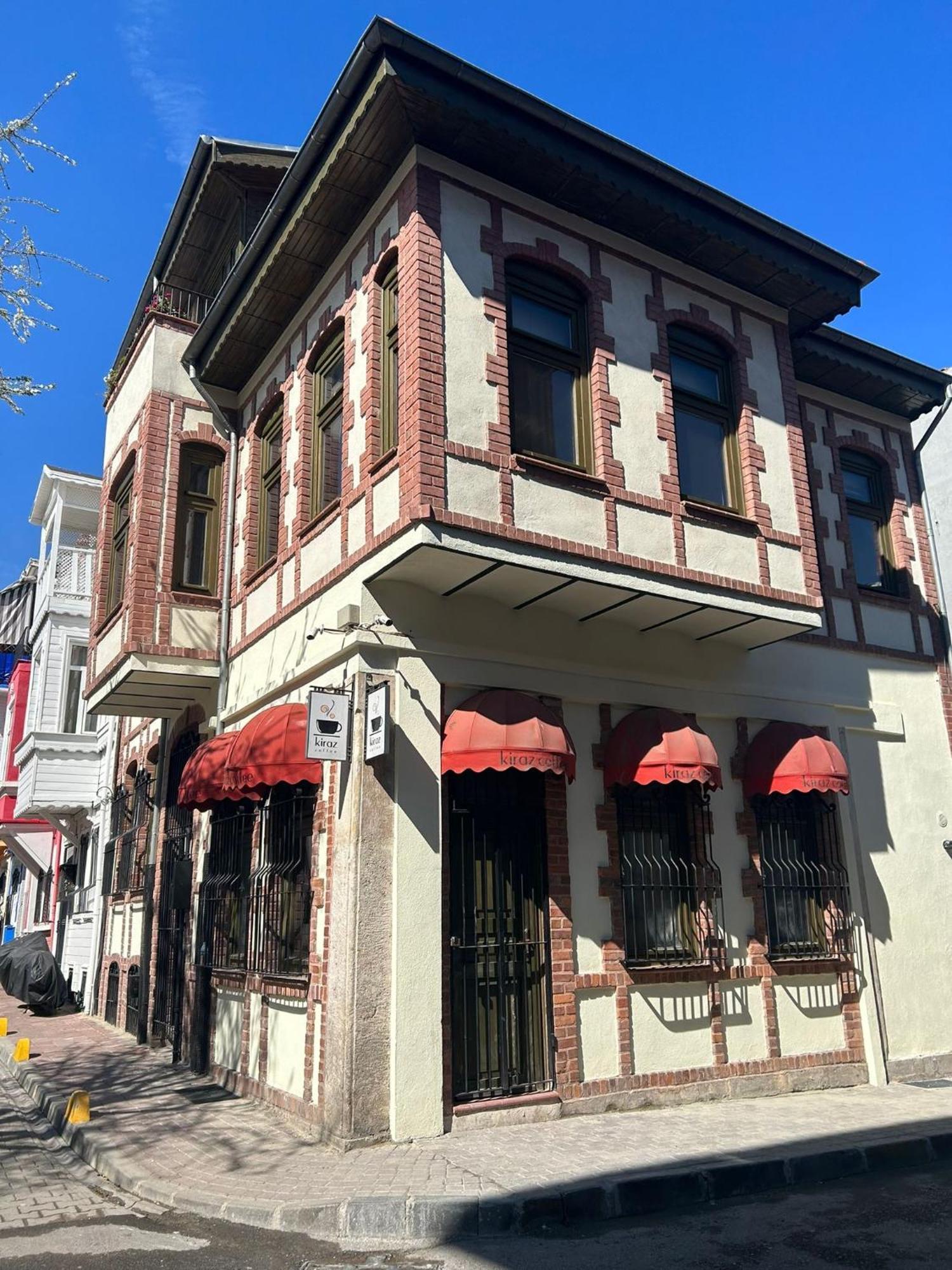 Historical Greco-Ottoman Pavilion Near Tram In Fatih Istambul Exterior foto
